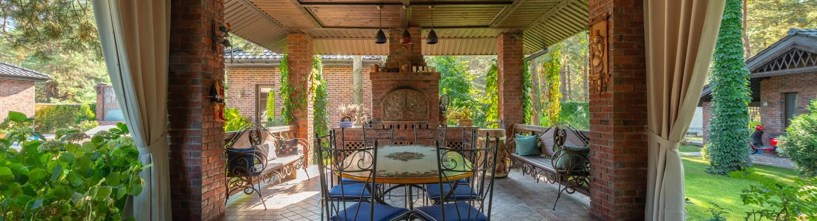 Bâche sur mesure : garder terrasse et jardin